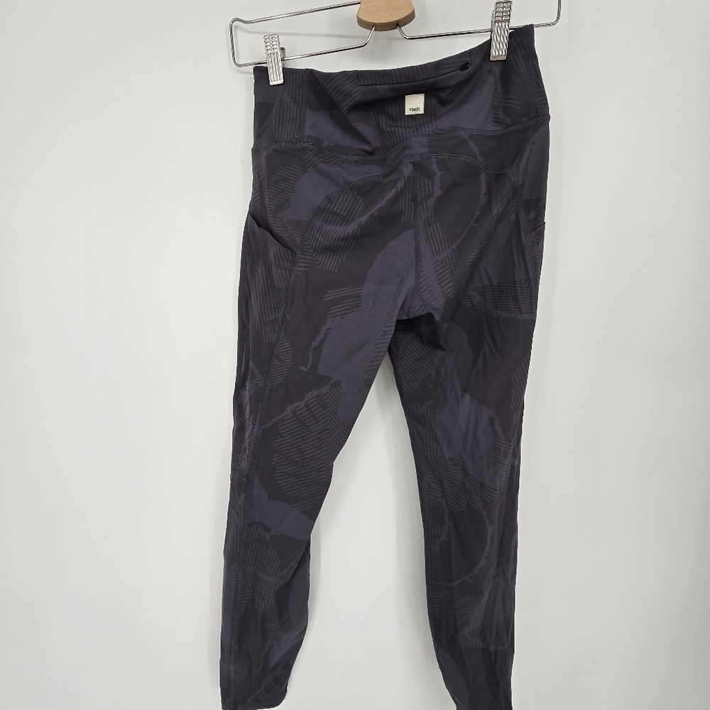 Vuori Stride grey leaf design 7/8 high rise Legging size medium